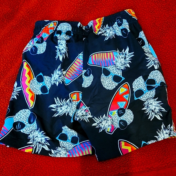 Boys swim shorts large (10) - Picture 4 of 7